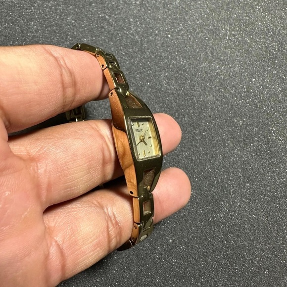 Relic Ladies Watch Gold Tone Squared Quartz Working With Nee Battery - Picture 5 of 7